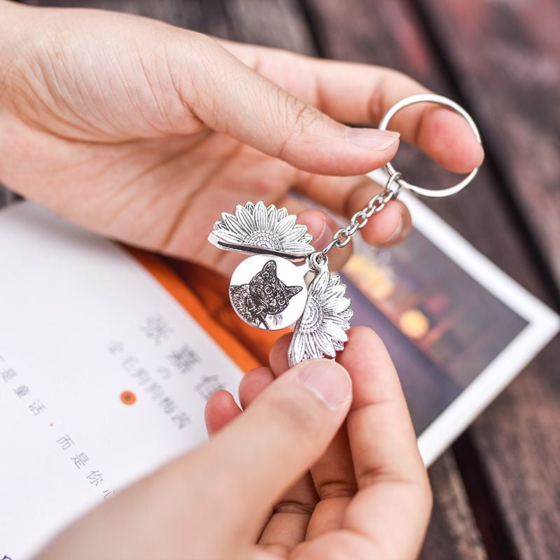Pet Flower Keychain Memorial Gift – Dog Portrait Locket – Custom Cat Photo Keychain – Personalized Engraved Gift for Pet Lovers