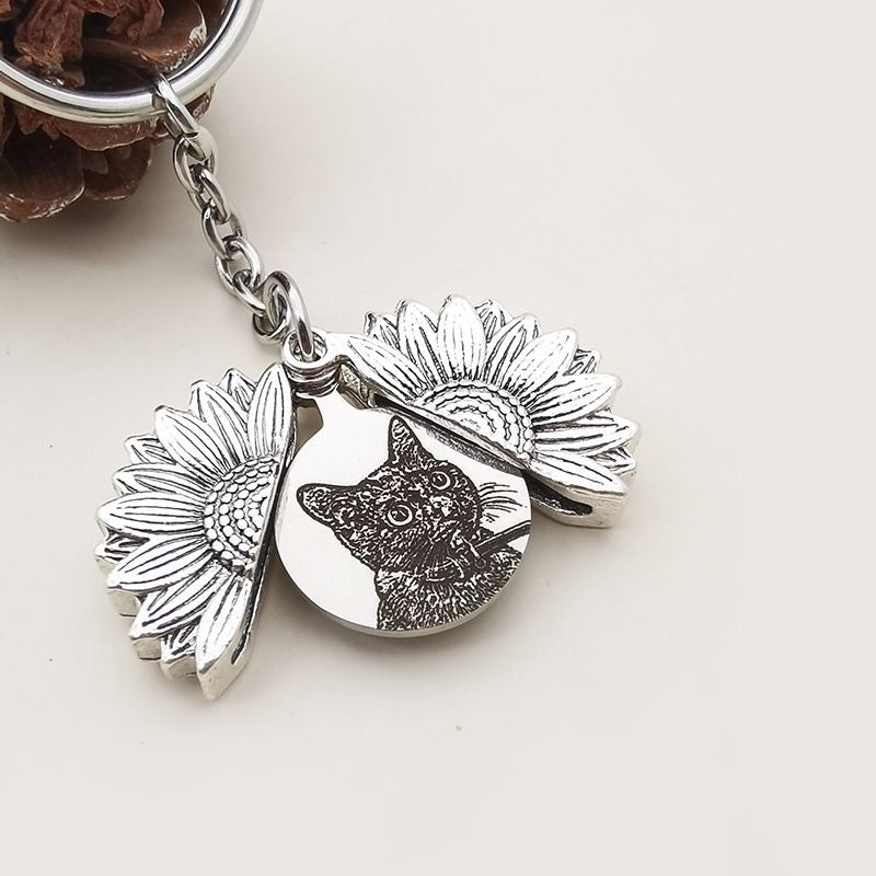 Pet Flower Keychain Memorial Gift – Dog Portrait Locket – Custom Cat Photo Keychain – Personalized Engraved Gift for Pet Lovers